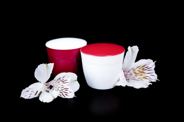 化妆品-霜和身体护理，脸和头发上的黑色背景。礼物。图片下载