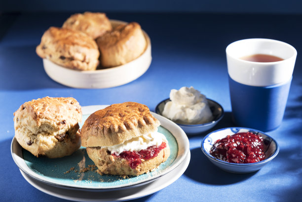 烤饼与草莓酱，奶油和茶在背景，建议早餐-库存照片图片下载