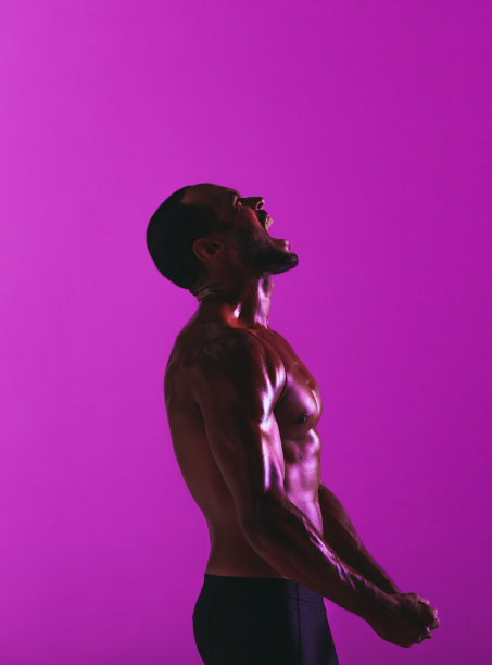 肌肉男大喊大叫的肖像图片下载