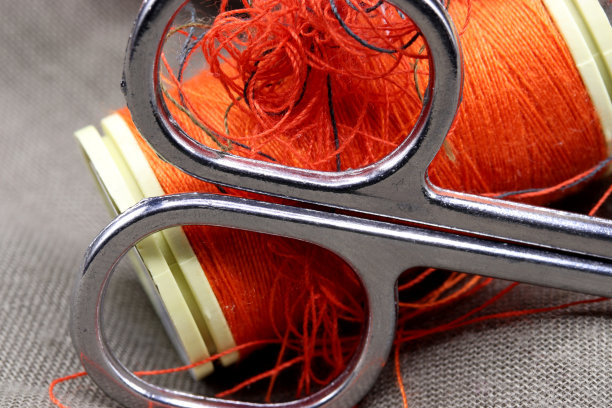 在织物背景上缝纫配件图片下载