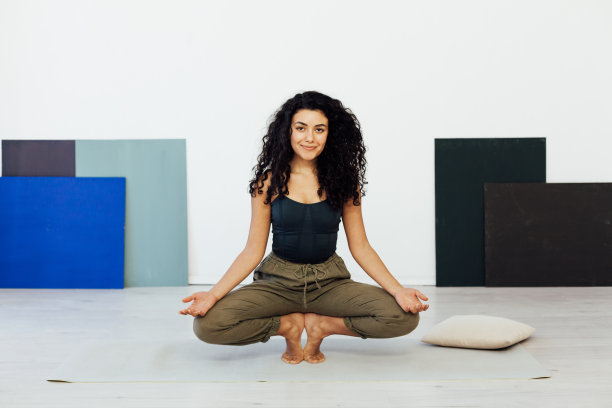 黑发女子从事瑜伽、体位、体操、健身、柔韧的身体运动图片下载