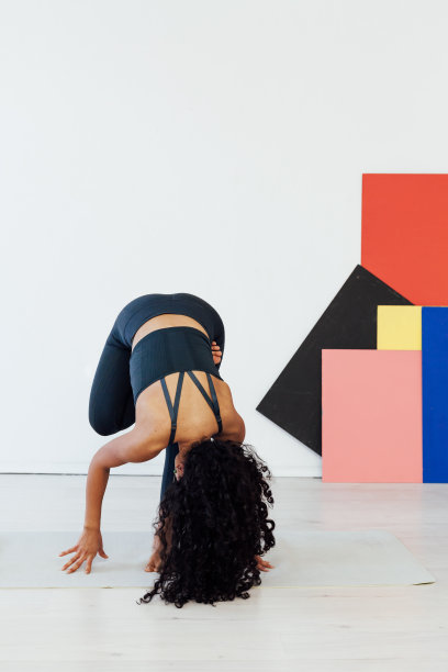美丽的黑发女子从事瑜伽、体位、体操、健身、柔韧性身体图片下载
