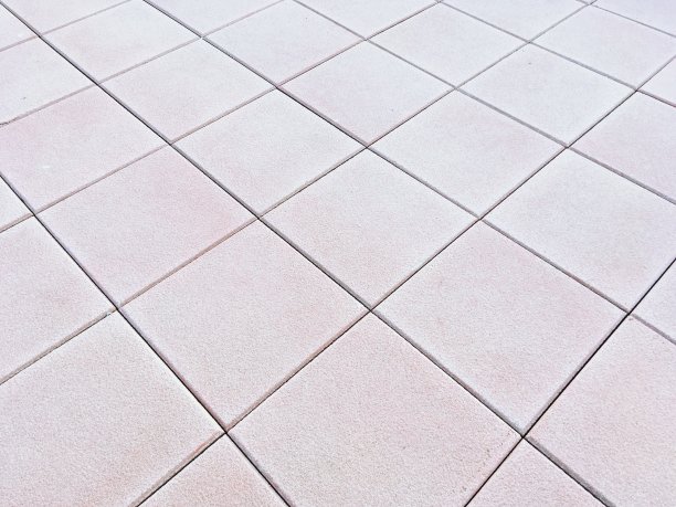 朴素的灰色瓷砖背景。图片下载