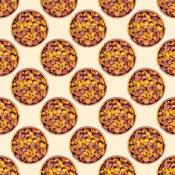 俯视图的棕色葡萄干(干燥的黄色葡萄)在圆形木碗重复无缝模式的光背景图片下载