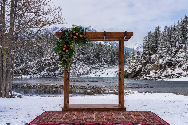 一个艺术的木制亭装饰和弓落在冬季的背景。婚姻的概念图片下载