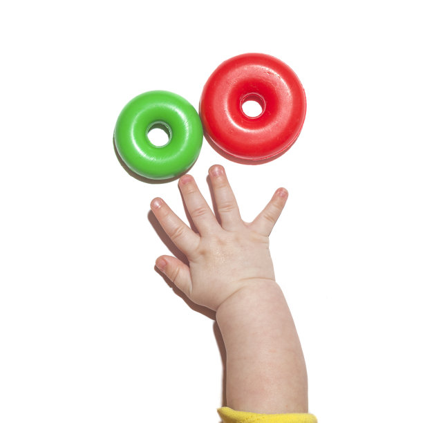 孩子的手伸向玩具图片下载