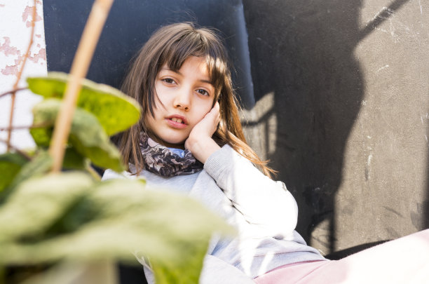 少女戴着头巾遮住脸图片下载