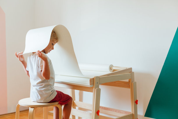 用新木桌的男孩图片下载