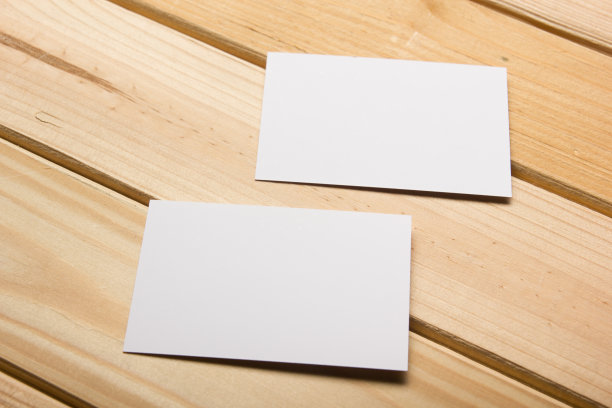 名片空白木质背景。企业文具，品牌模型。创意设计师的办公桌。平的。文本复制空间图片下载