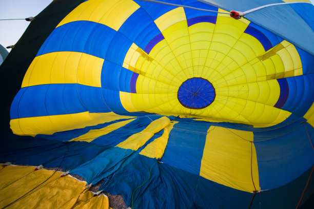大气球迎着天空飞图片下载