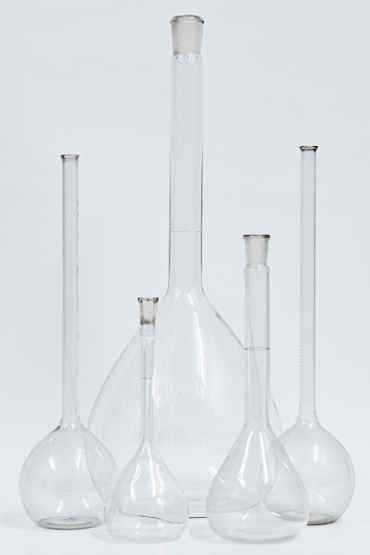 药学和化学主题。不同类型的制药劳动器械，在制药工业中称为凯氏定氮烧瓶。科学和医学背景或实验室。图片下载