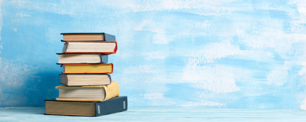 组成与古老的精装书，日记，扇页木制甲板桌子和抽象的背景。书堆积。回到学校。副本的空间。教育蓝色背景。图片下载