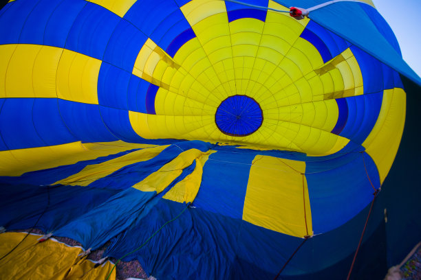 大气球迎着天空飞图片下载