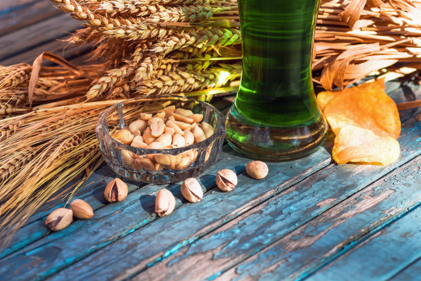 绿色啤酒，配料，帕特里克节的零食图片下载