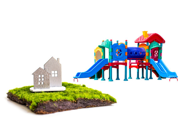 彩色的大塑料玩具，为儿童学校或公园操场，孤立的白色。图片下载