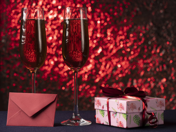 蓝色的表面上放着两杯香槟图片下载