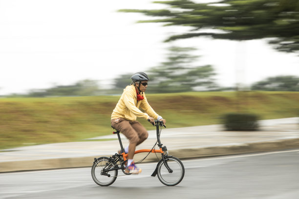 男子标准公路自行车比赛在平移照片图片下载
