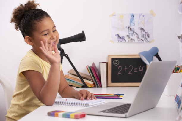 在线学习：向同学问好的女孩图片下载