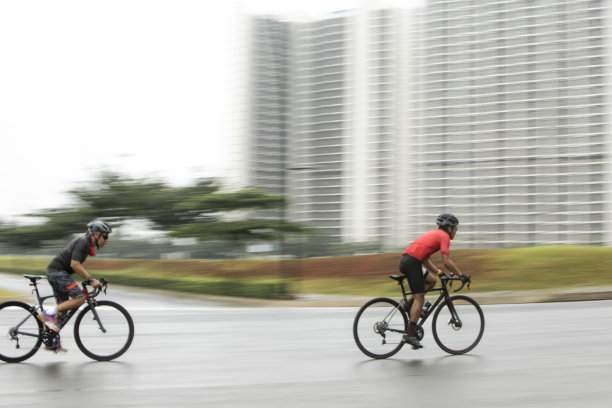 男子标准公路自行车比赛在平移照片图片下载