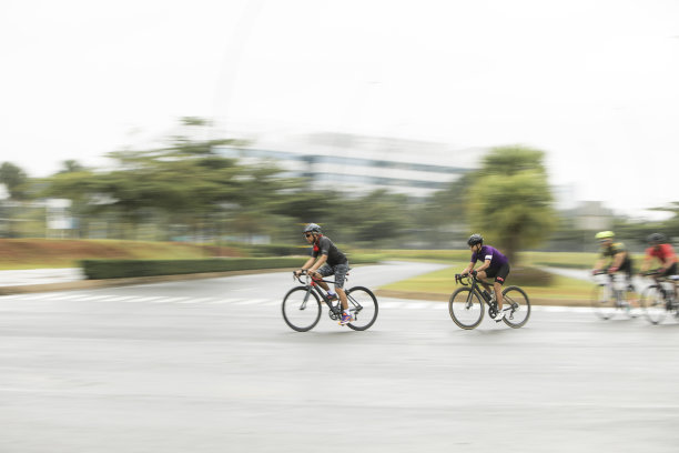 男子标准公路自行车比赛在平移照片图片下载