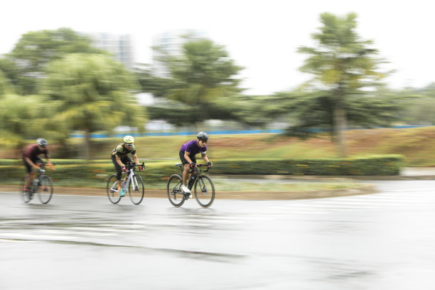 男子标准公路自行车比赛在平移照片图片下载