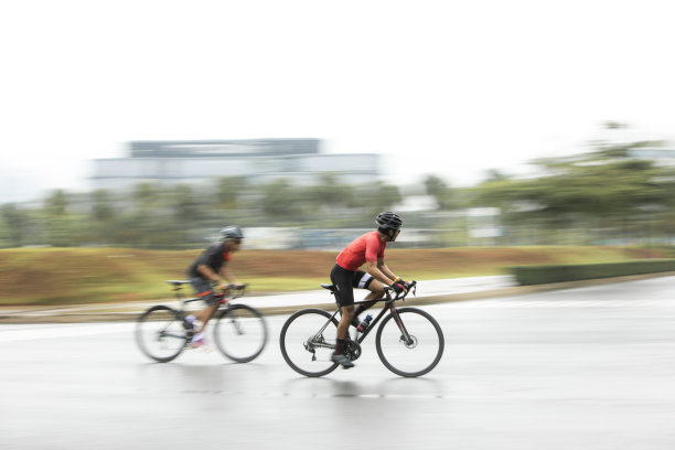 男子标准公路自行车比赛在平移照片图片下载