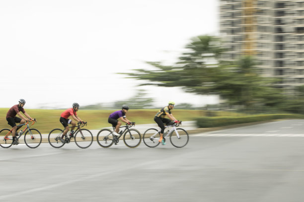 男子标准公路自行车比赛在平移照片图片下载