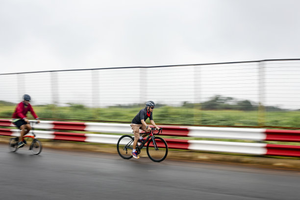 男子标准公路自行车比赛在平移照片图片下载
