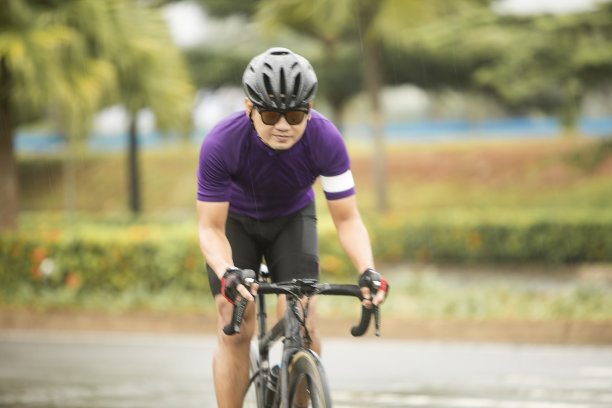 男子标准公路自行车赛在平移照片图片下载