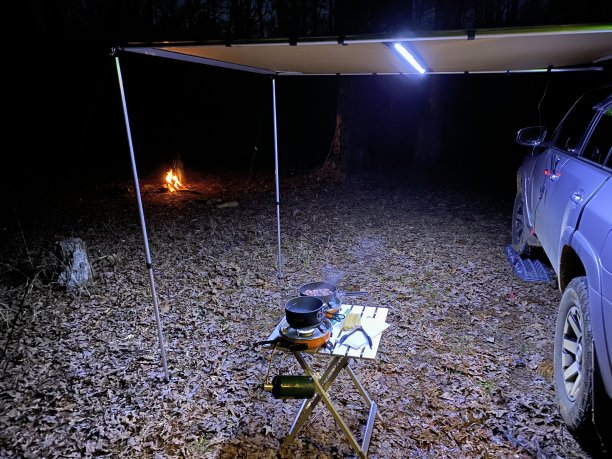 在车辆遮阳篷下的野营炉图片下载