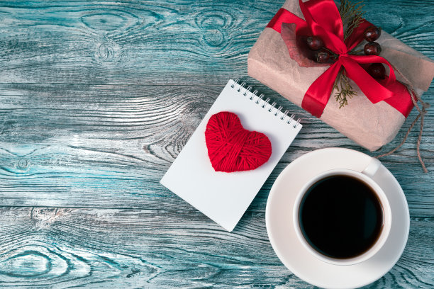 浪漫温馨的背景，红心，礼盒和咖啡杯图片下载