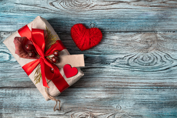 装饰礼盒和红心木制背景图片下载