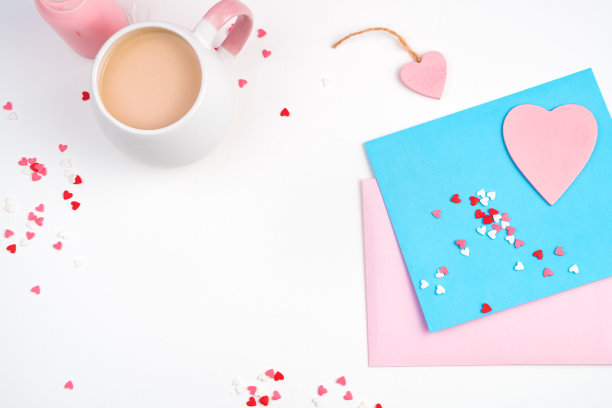 信封，爱心和一个咖啡杯在一个明亮的背景图片下载
