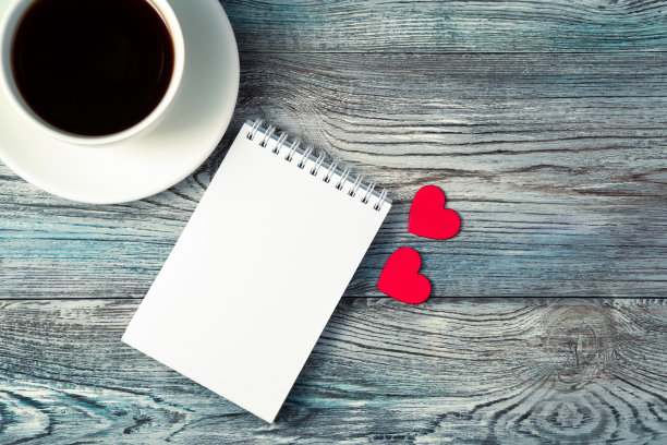 咖啡杯，记事本和两颗心形木背景图片下载