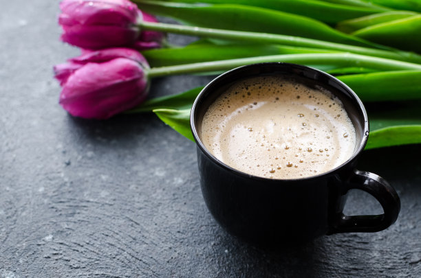 一杯咖啡，一束粉红色的郁金香图片下载