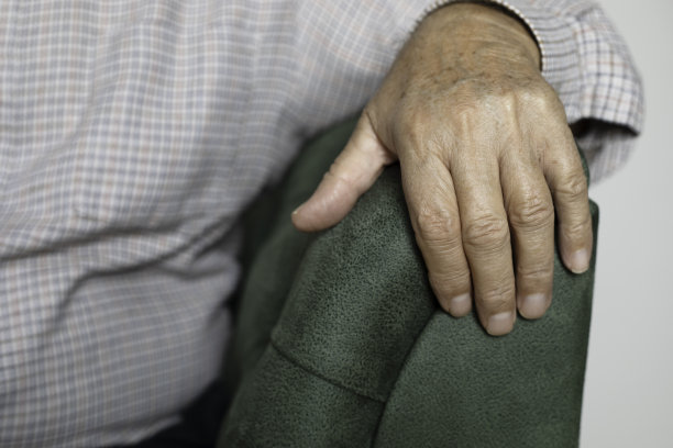 孤独的高级人图片下载