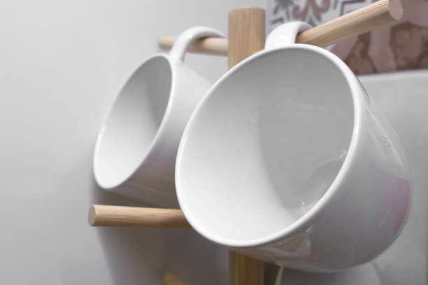 杯子和厨房用具挂在厨房墙上图片下载