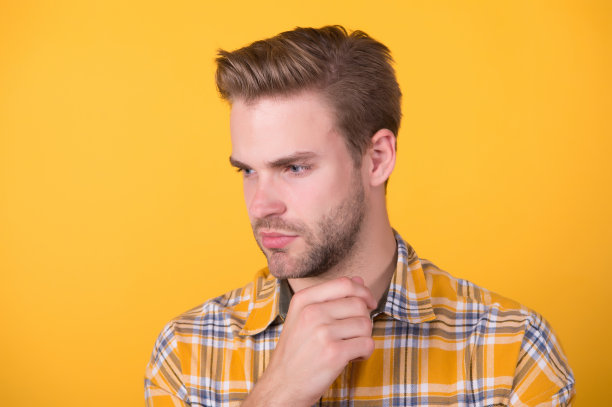 英俊的白人男子，不刮脸皮肤和时髦的头发黄背景，护肤图片下载