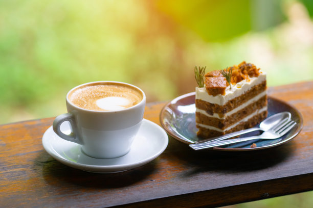 靠近顶部木桌上的咖啡杯图片下载