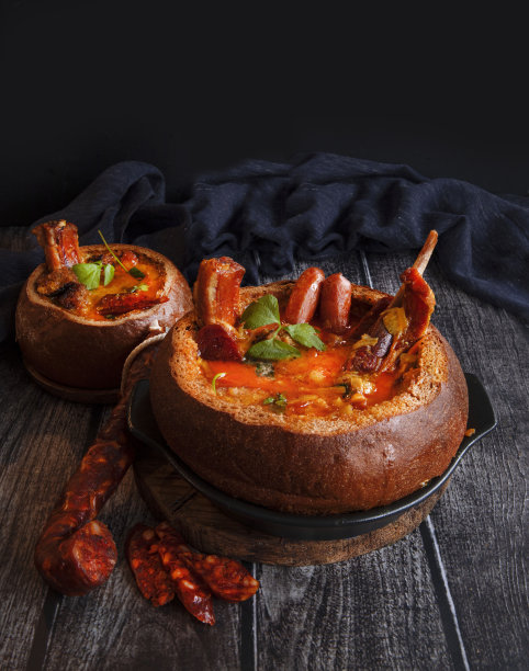 传统的巴伐利亚啤酒面包汤。菜炖牛肉汤图片下载