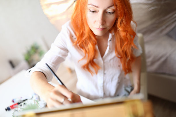 专注于工作的女性图片下载