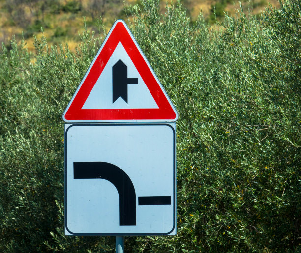 路口警告路标。三角形的形状。图片下载