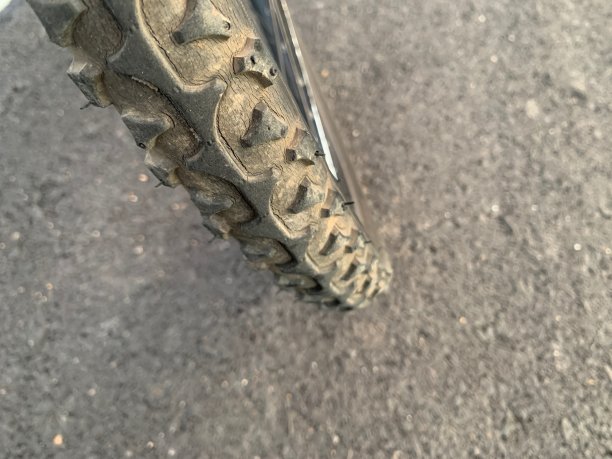 自行车轮子的裂缝图片下载