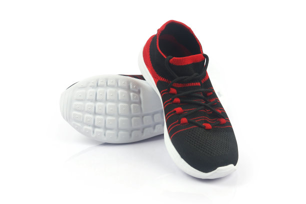 男人的跑鞋孤立的白色背景图片下载