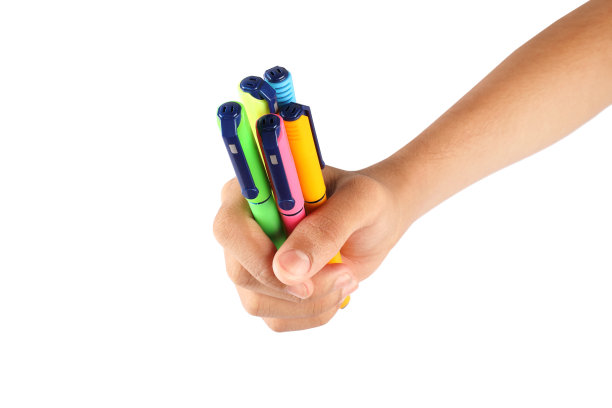 手里拿着五颜六色的笔图片下载