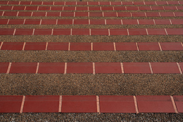 铺着红色瓷砖的鹅卵石楼梯，从屋角开始。图片下载