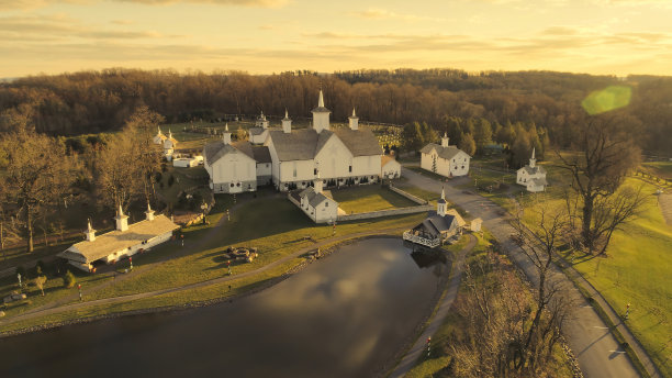 傍晚秋天鸟瞰图美丽的修复谷仓图片下载