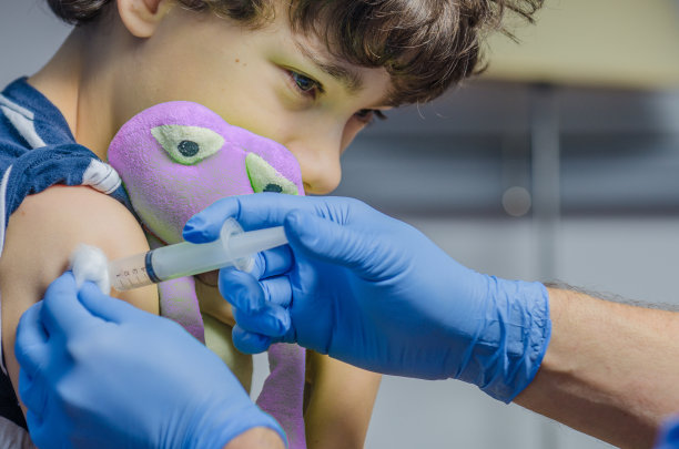 男孩接种疫苗的特写图片下载