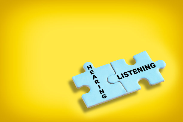 听力和听力写在蓝色拼图上，黄色背景上有阴影图片下载