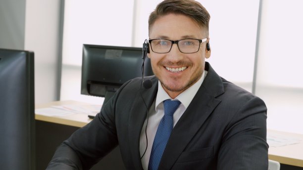 商务人员戴着耳机在办公室工作图片下载